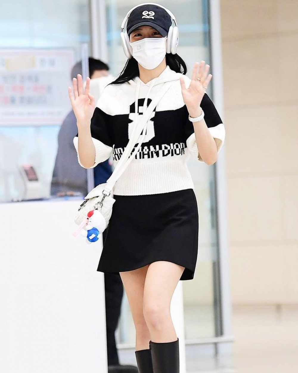 她在機場的穿搭中也選擇針織的上衣。