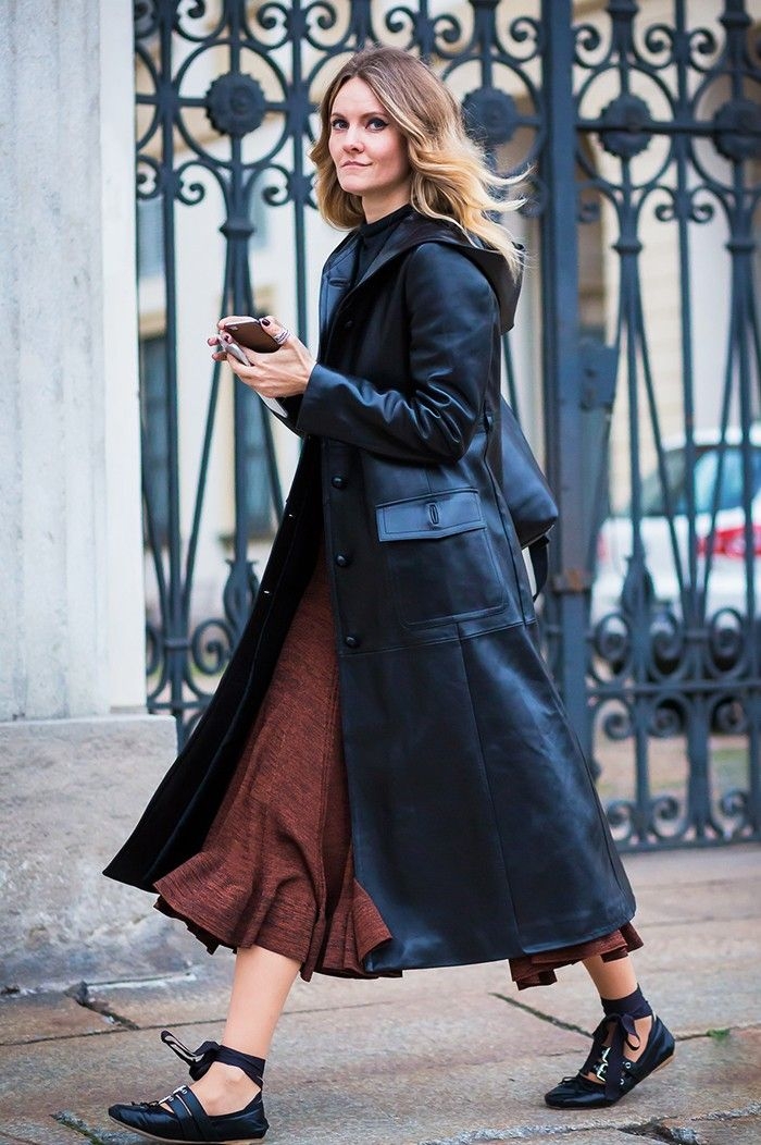 繞踝繫帶芭蕾平底鞋也回歸流行。