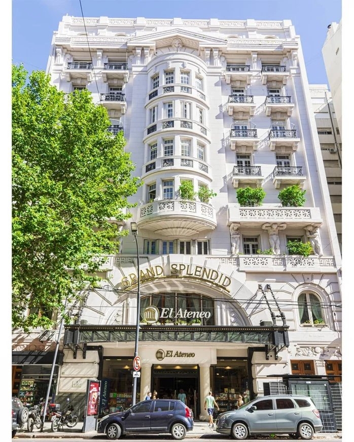 藏身在飯店裡的華麗書店。