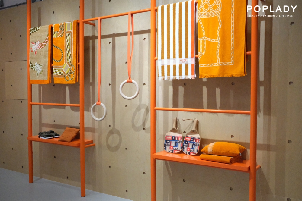 走進滿滿愛馬仕Hermès標誌性的橙色空間。