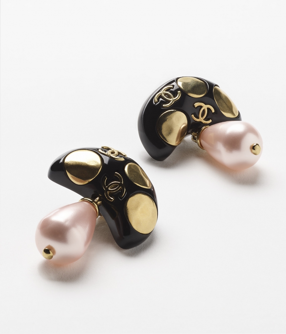 除了有米白色的款式之外,還有推出黑色的配色。