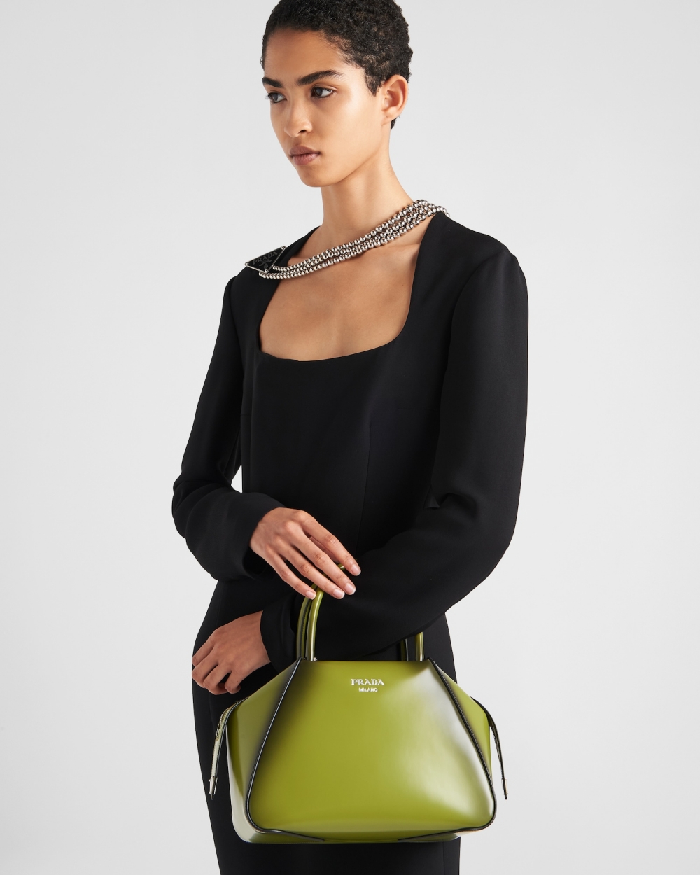 模特兒詮釋Small brushed leather Prada Supernova handbag-Ivy。