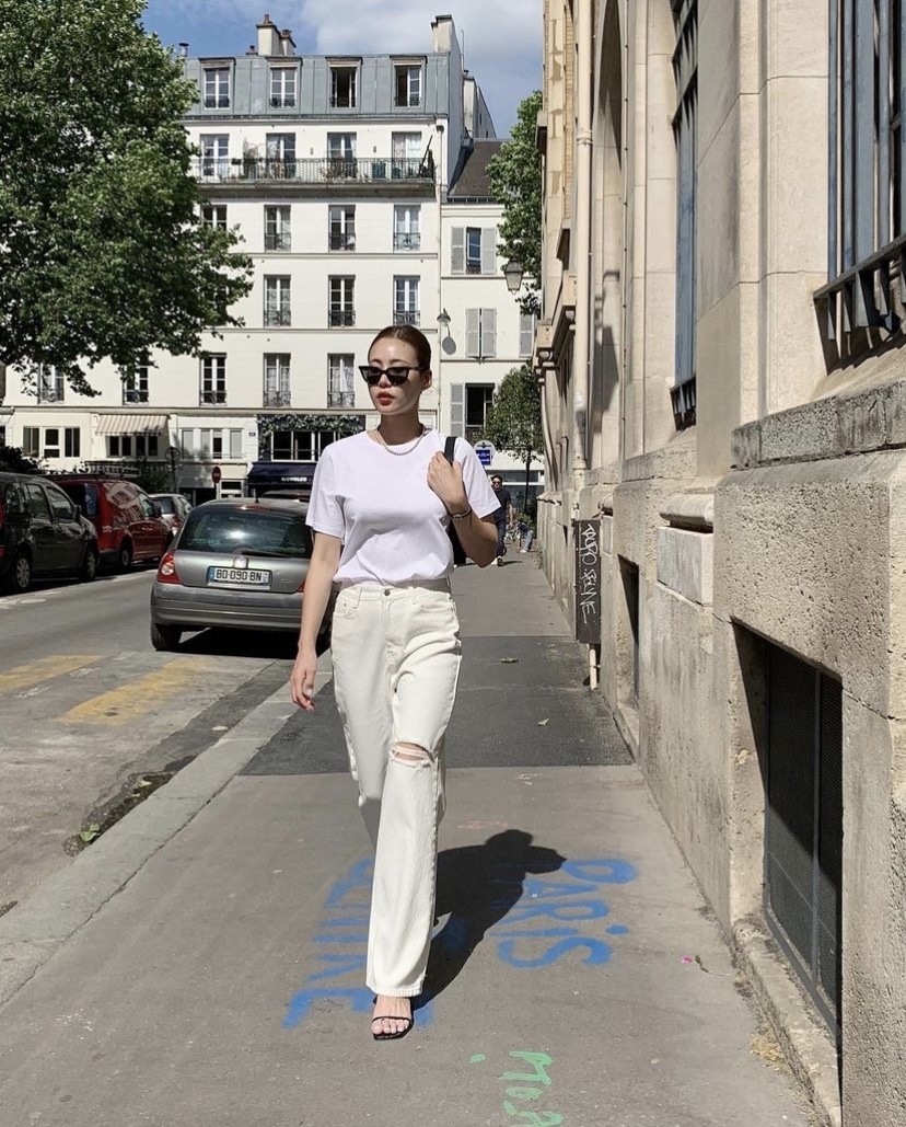 白色牛仔褲她選擇相同色系的T-shirt。