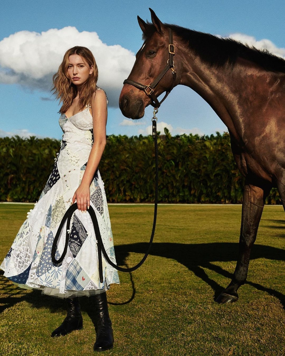 她是一位馬術界的高手。