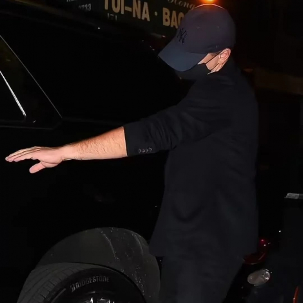 近日被捕捉到一身低調的Leonardo DiCaprio。