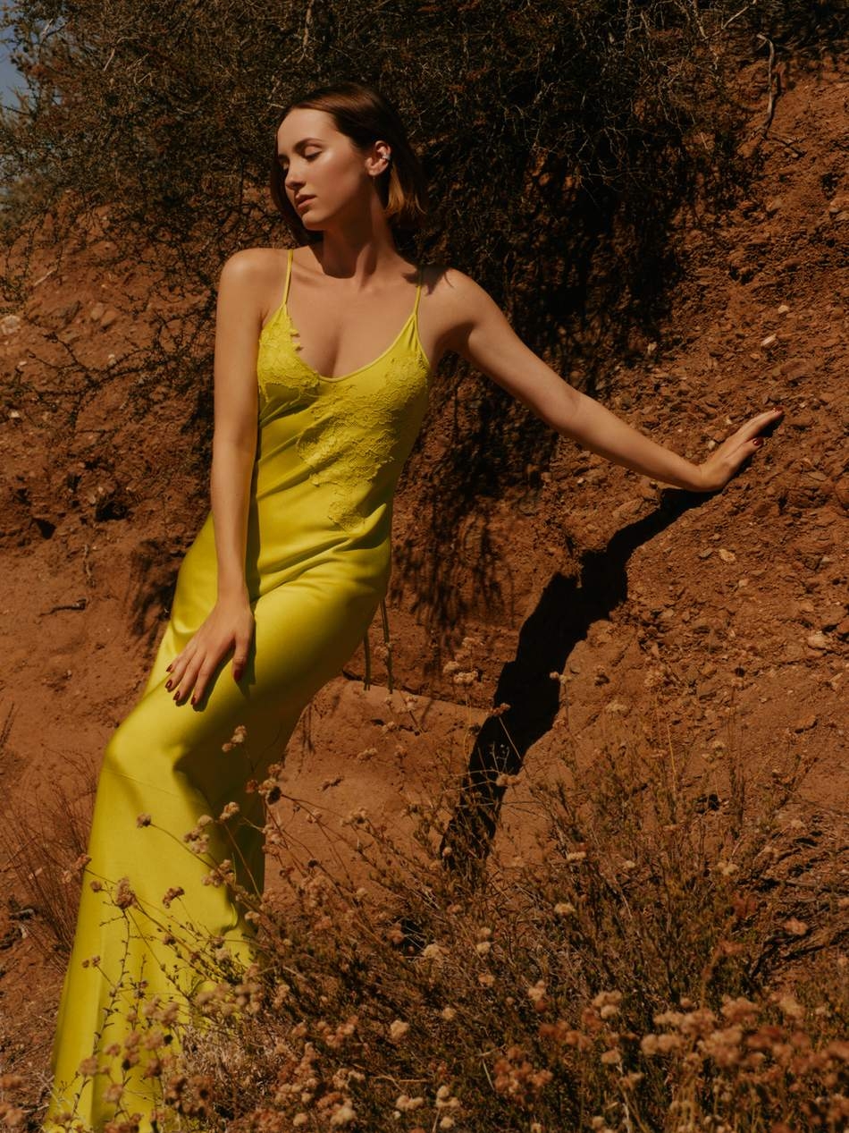 Maude Apatow穿著的洋裝來自Victoria Beckham。