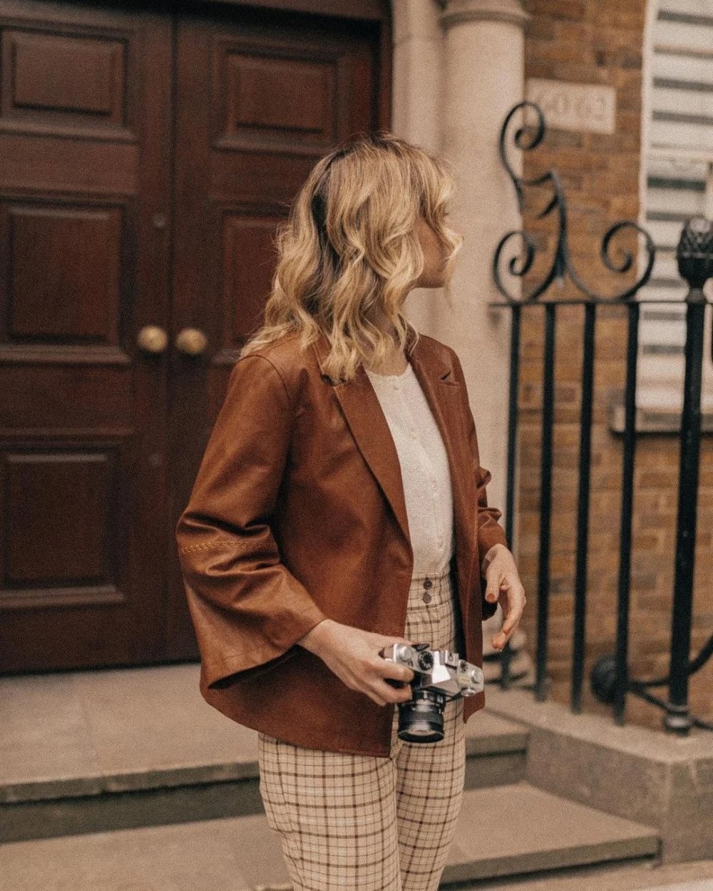 在穿搭中也能加入皮革的單品。