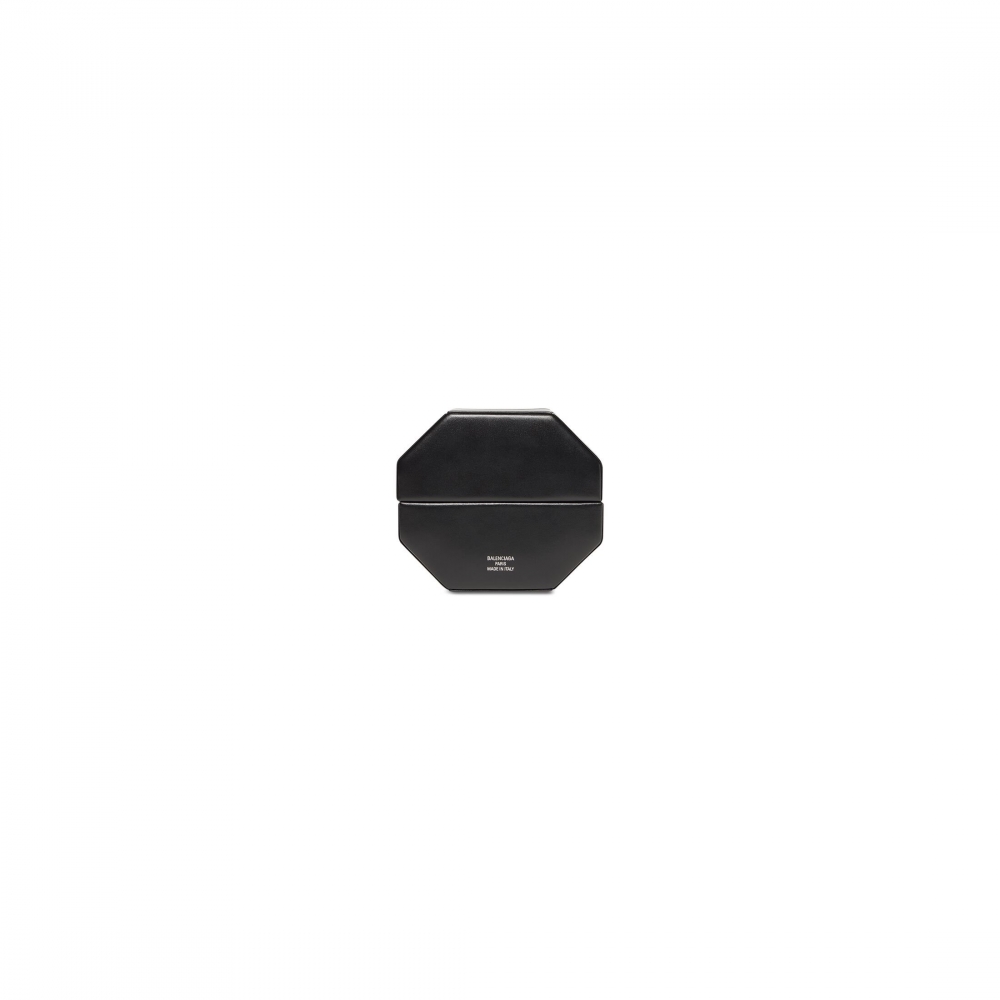 這次推出的Cheri XS Clutch Box造型別緻又時髦。