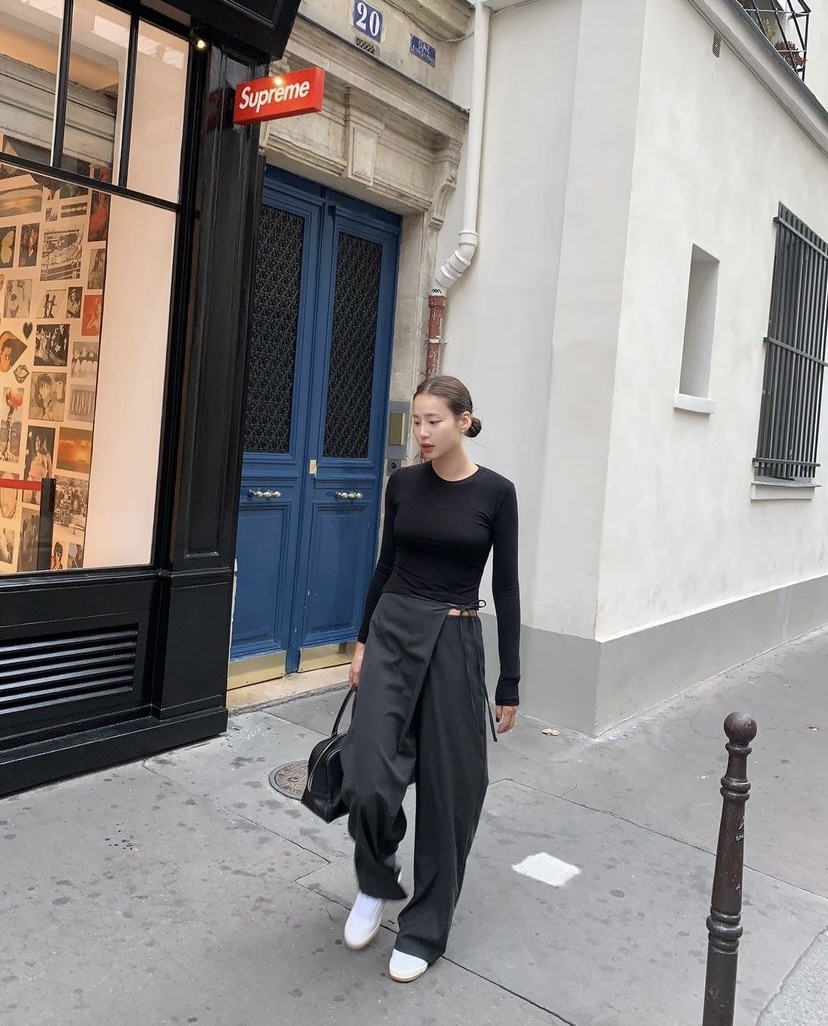 不對稱剪裁的單品增添不凡的氣質。