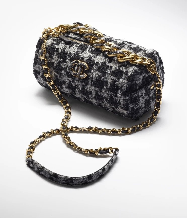 以羊毛、棉布斜紋軟呢打造而成。