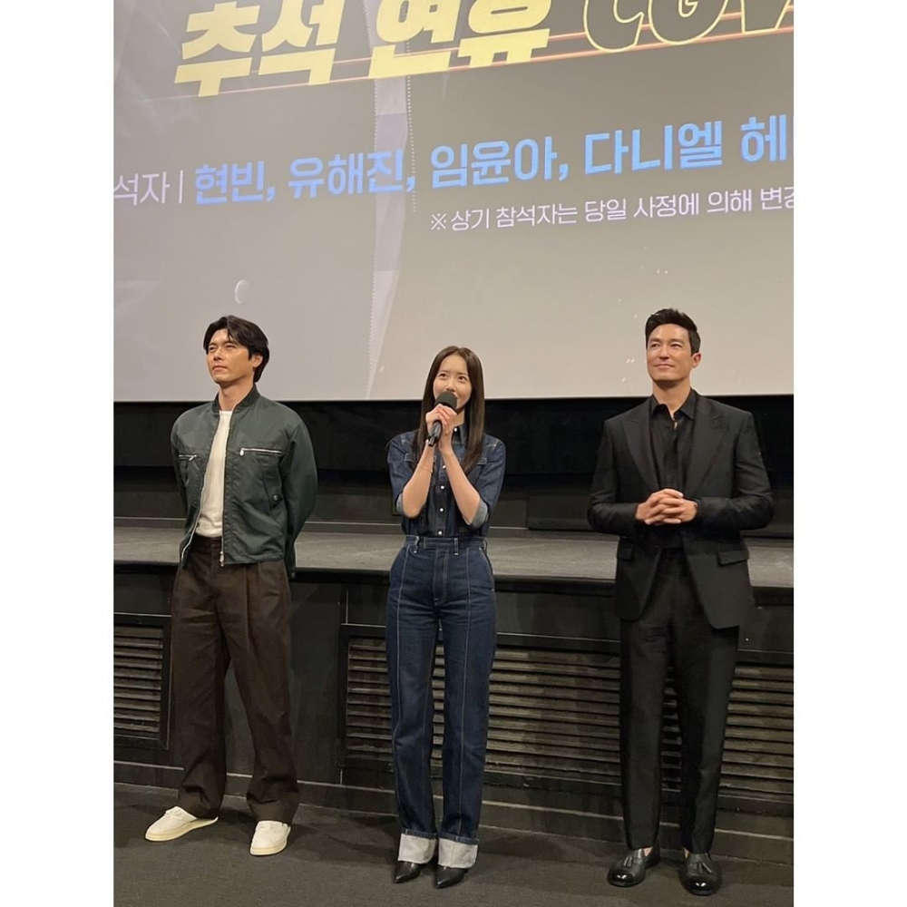 她在穿搭中將衣袖跟褲管都反折。