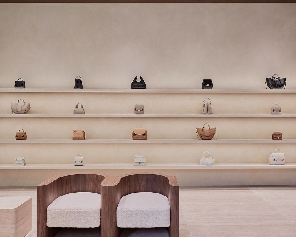 並陳列著許多時髦的手袋在上方。