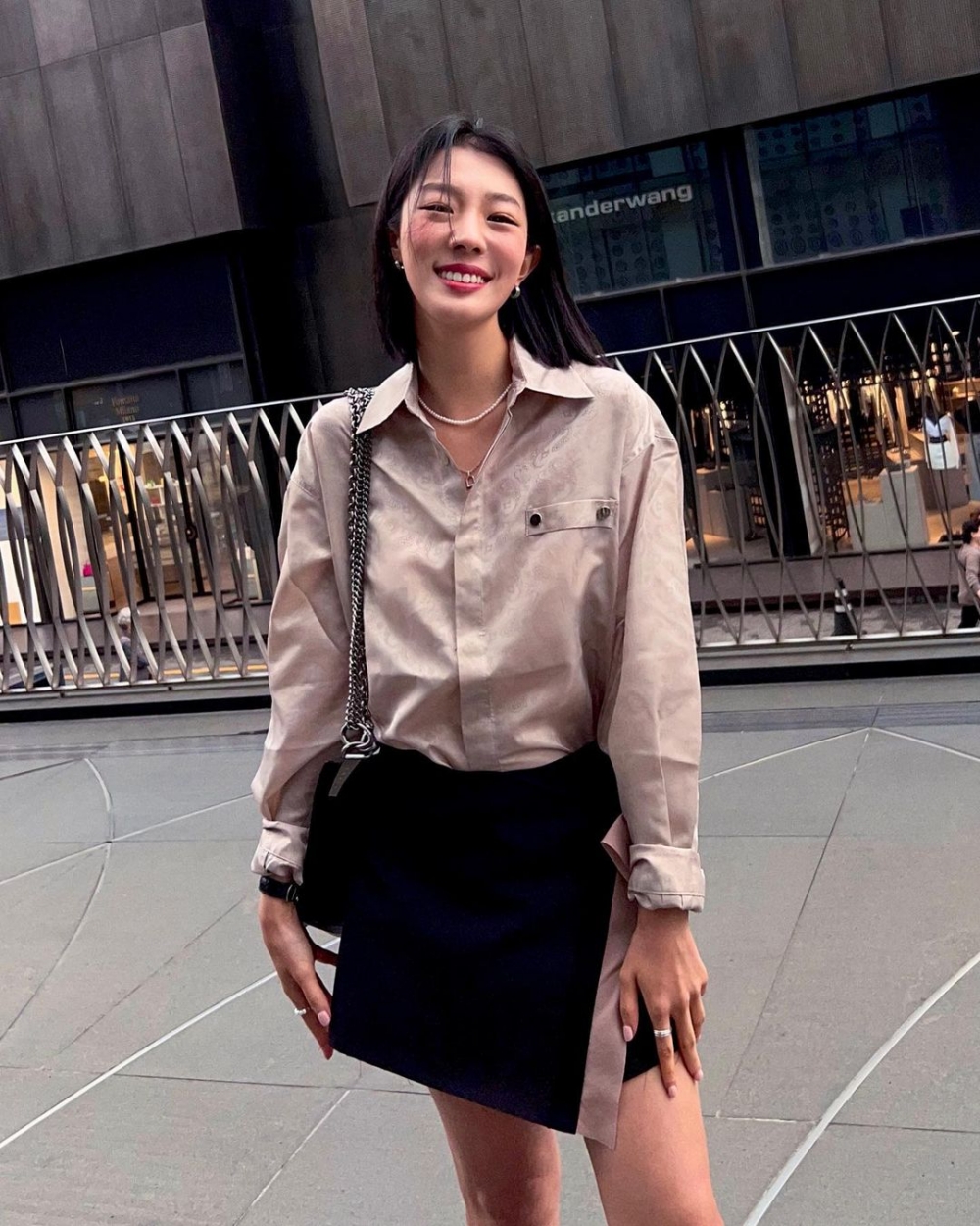 人緣好且討人喜愛的人。