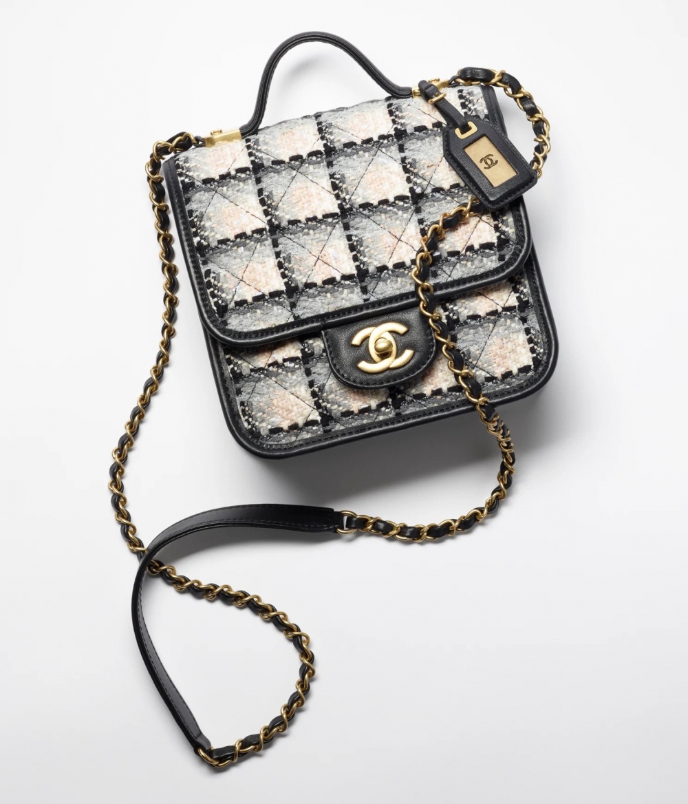 中心飾上立體的金屬雙C元素。