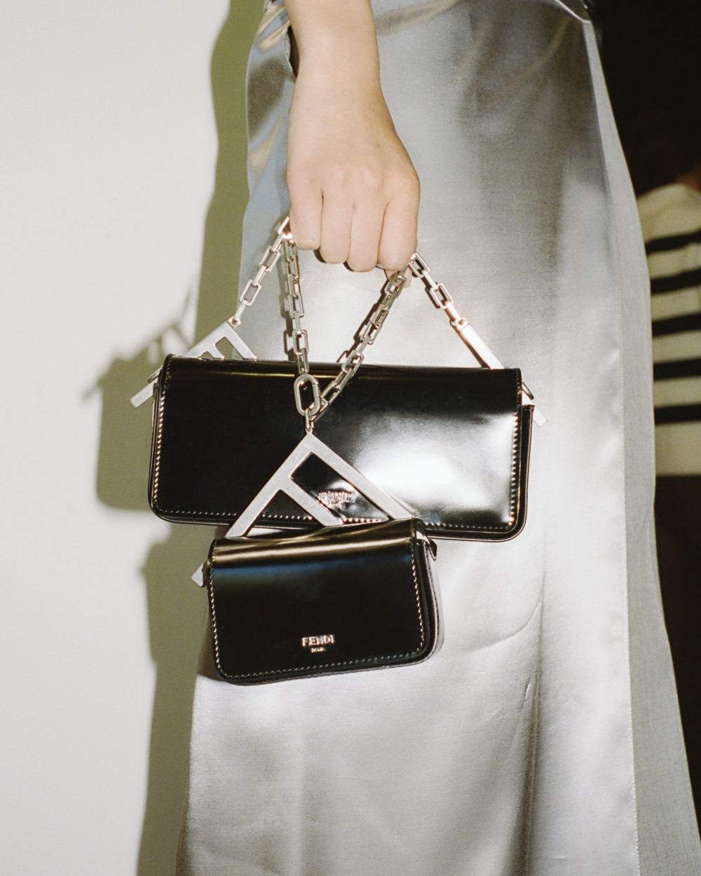 這次多次出現1+1手袋。