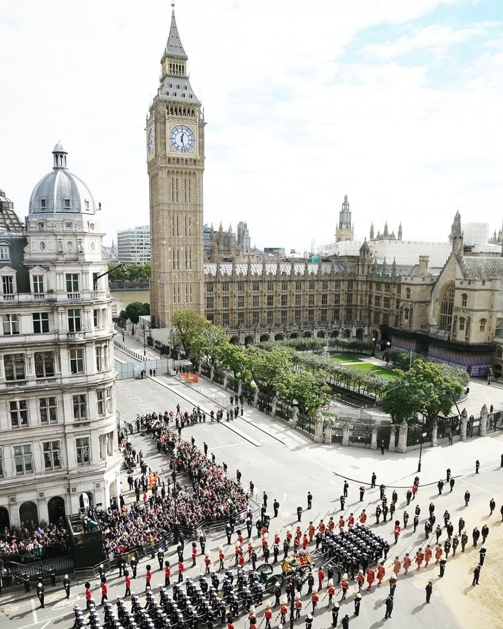 女王的國葬在西敏寺教堂舉行。