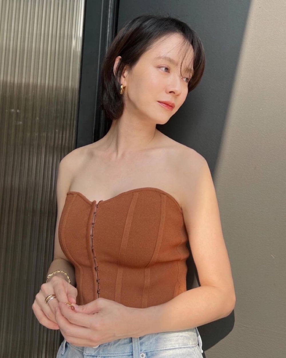 以平口上衣露出漂亮的鎖骨與肩頸。