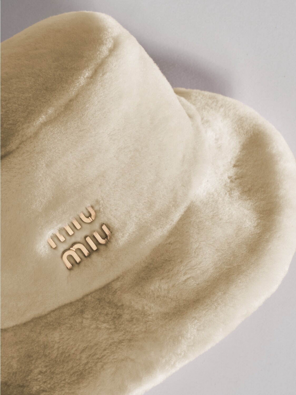 漁夫帽以羊毛材質製作。