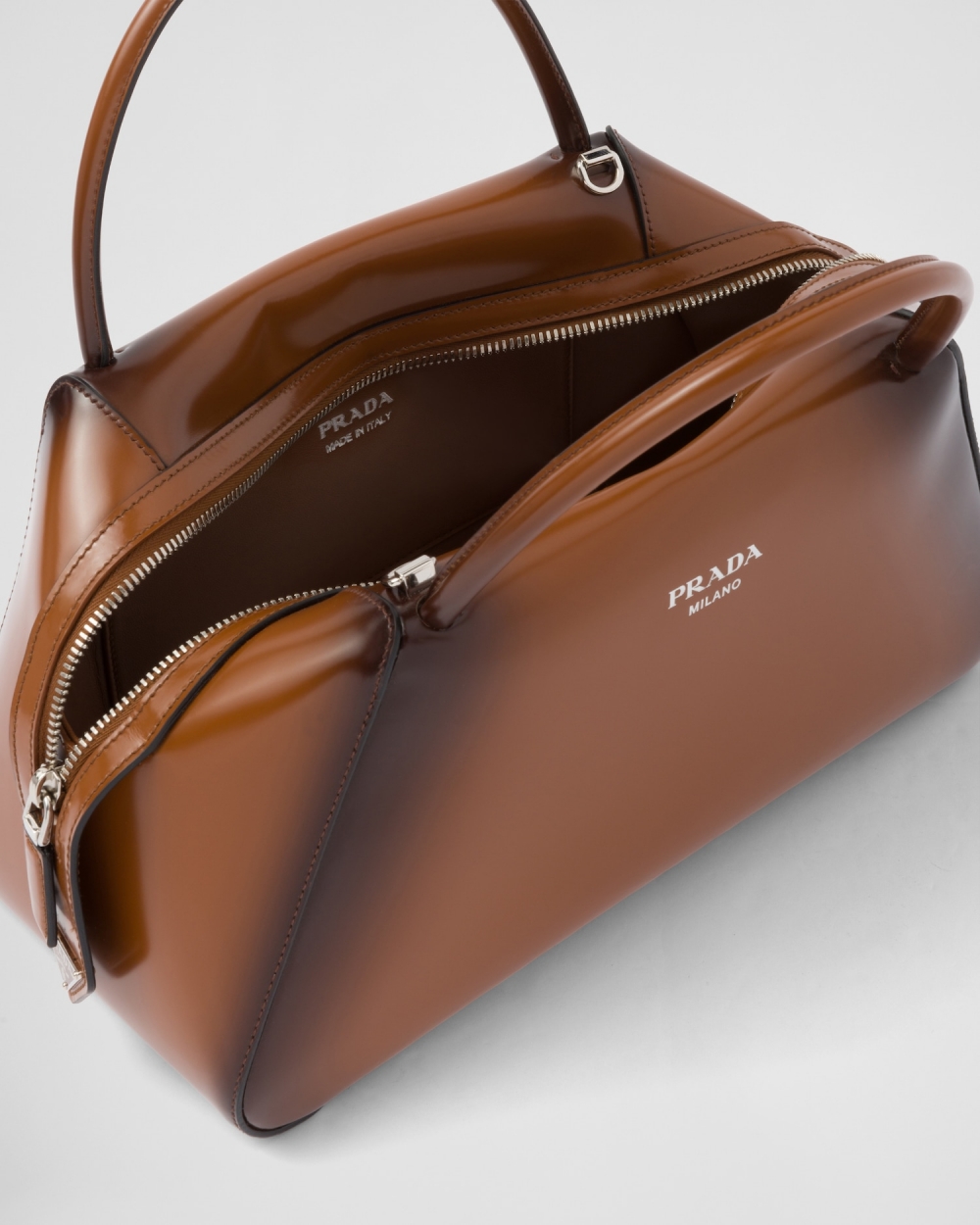 袋身邊緣採用手工噴漆顏料。