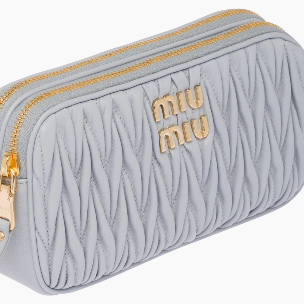 正面刻字金屬徽標。