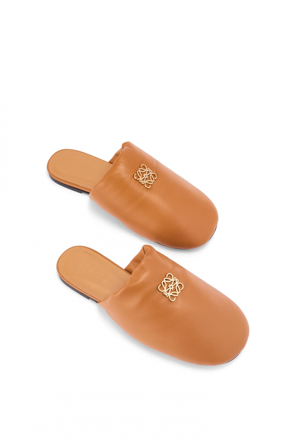 搭載上品牌經典的LOEWE Anagram金屬標誌。