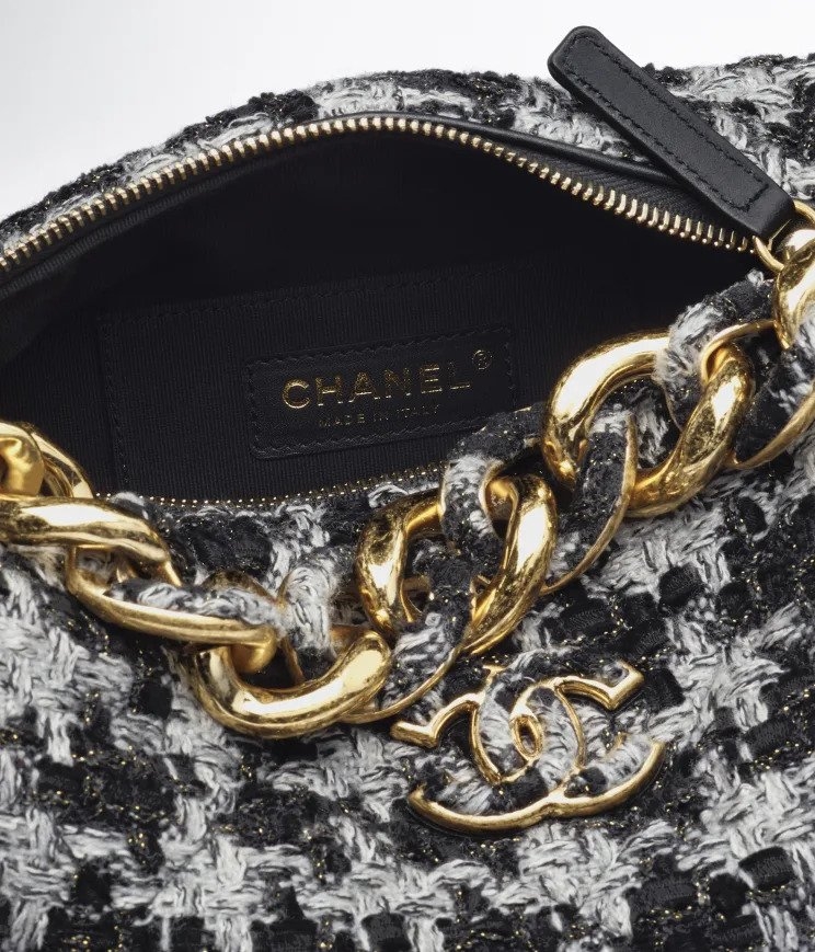 配上金屬鏈條肩帶與提把。