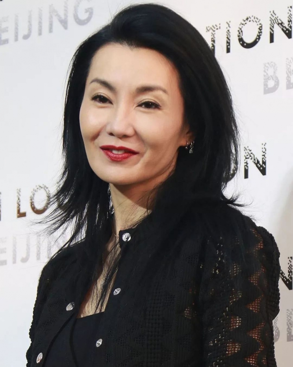 縱然歲月流逝,鬆弛皺紋顯現,張曼玉的肌膚依然白晳,叫人羨慕。