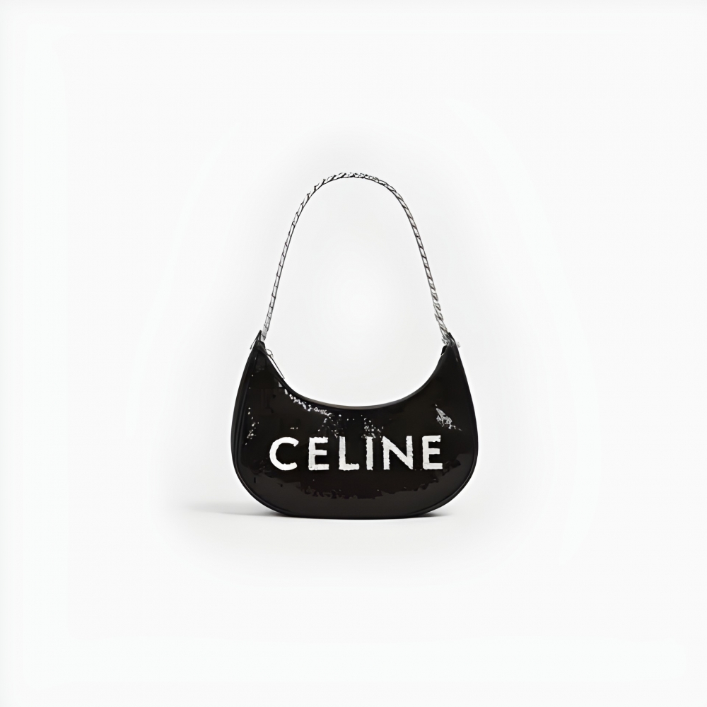 熱門的腋下包款式換上了亮片的設計。