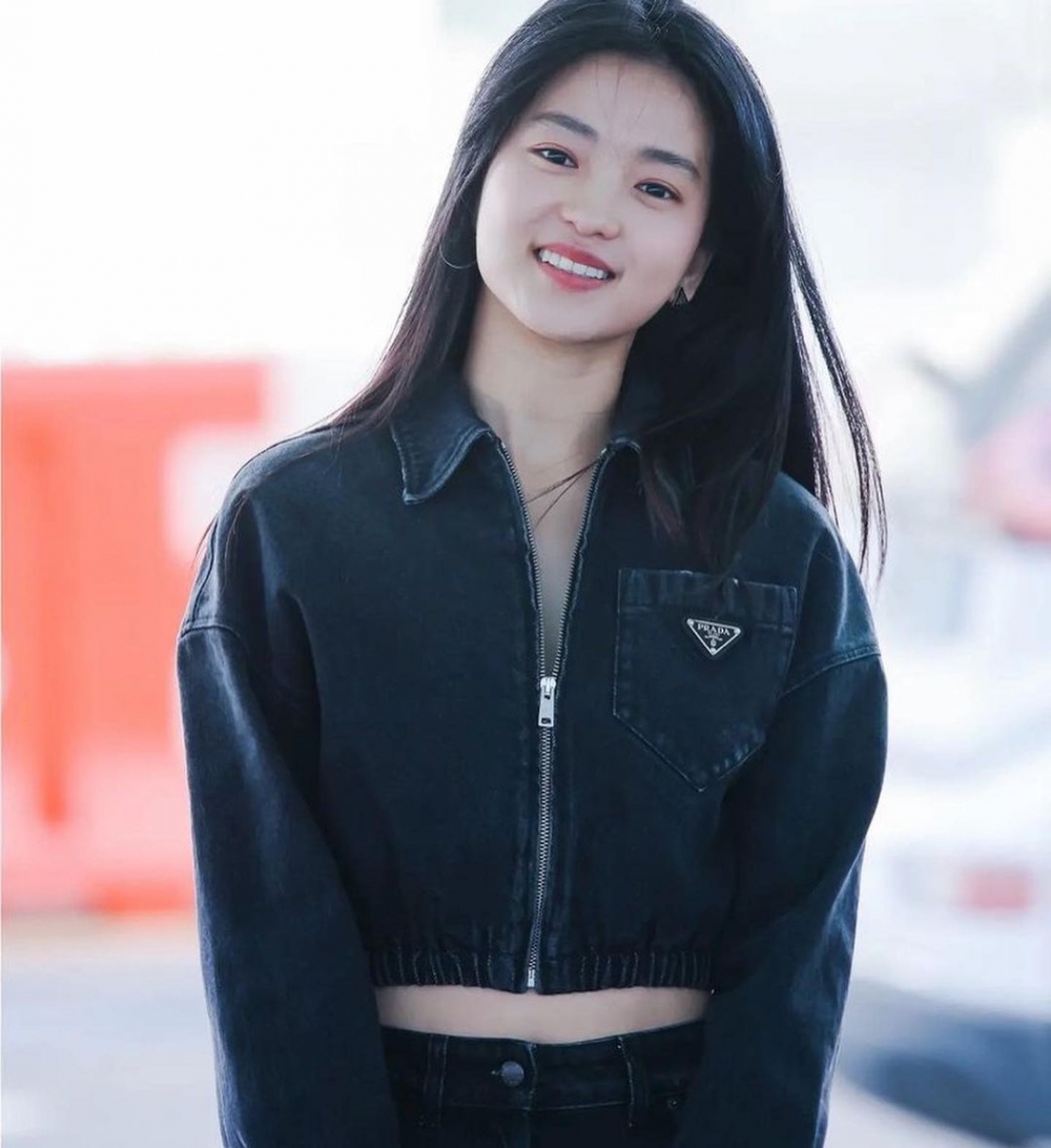 近日她在前往Prada大秀的機場穿搭也相當時髦。