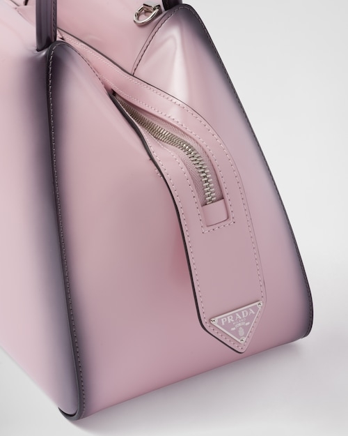 飾上Prada琺瑯三角形標誌。