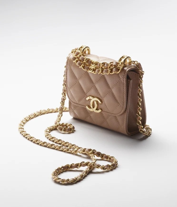 中心點綴上CHANEL經典標誌。