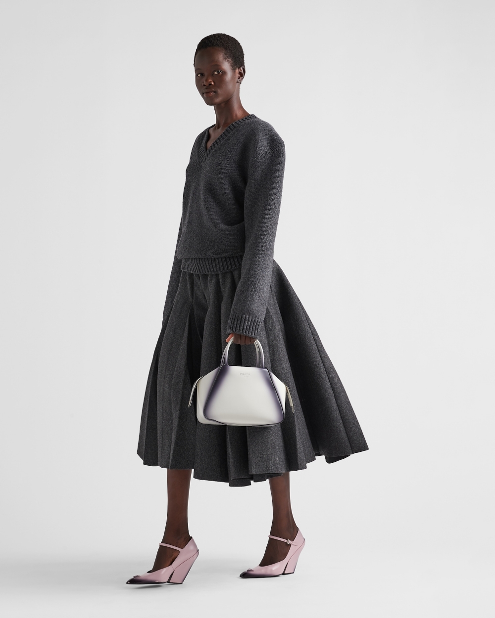 模特兒詮釋Small brushed leather Prada Supernova handbag-White。