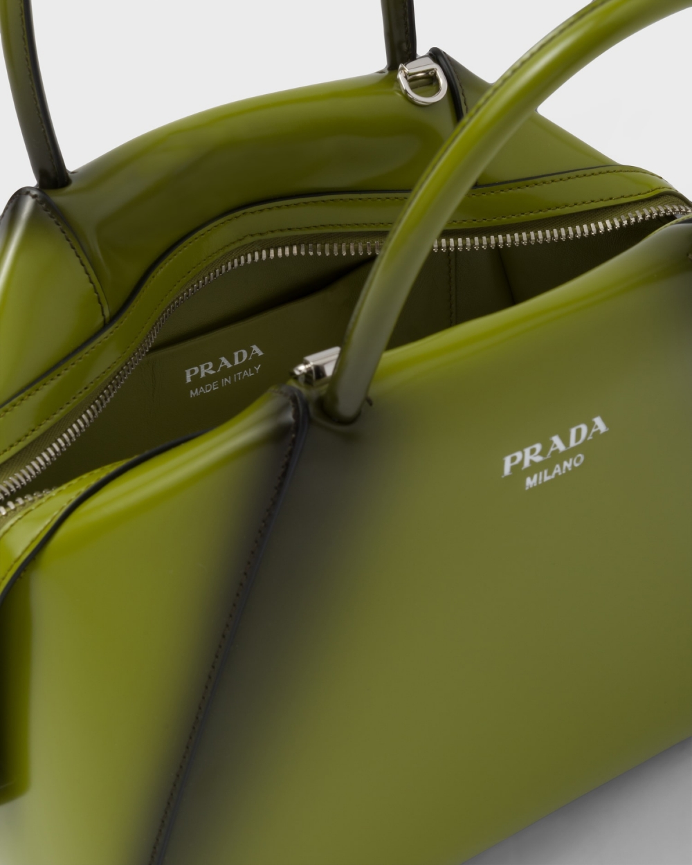 高度奢華的拋光Spazzolato皮革製作而成。