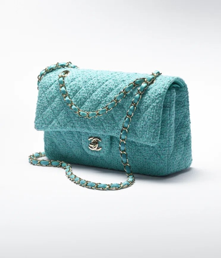 採用松綠及淺藍色的調性亮眼登場。