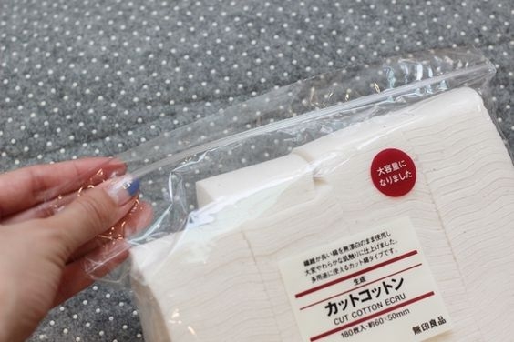 不少女生認為Muji化妝棉是最適合用來進行「濕敷法」的。