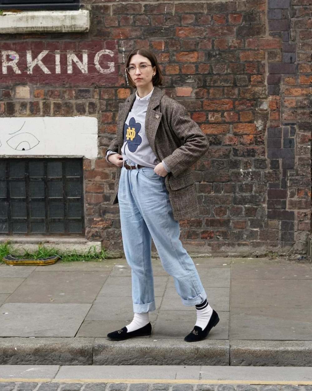 搭上西裝外套又是一套學院風的穿搭。