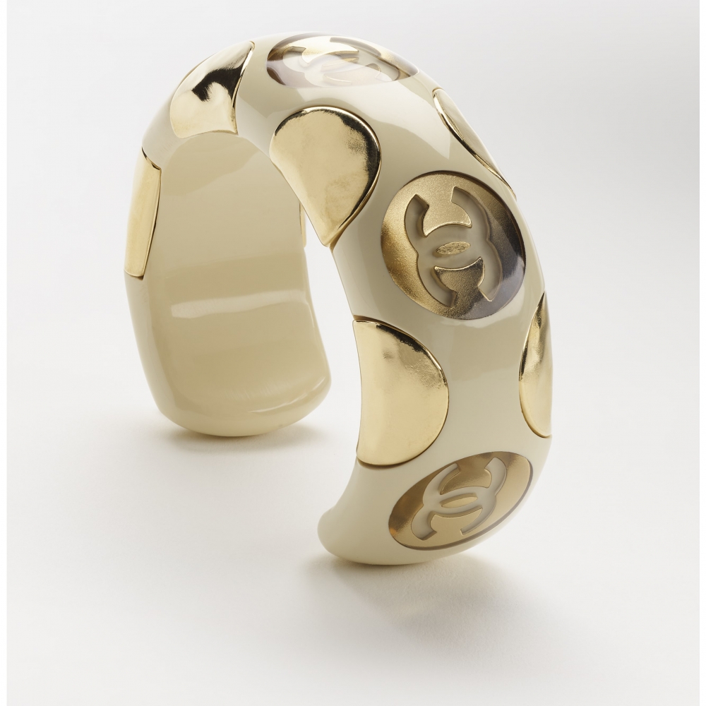 相似的設計也推出了手鏈。