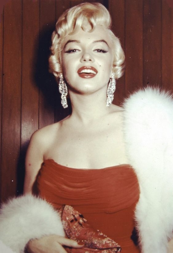 紅唇雖然性感，具氣場！但仍有人指出之所以當時的演員喜愛塗紅唇，原因是當年的相片、影片大都是黑白色，只有鮮豔的紅唇才能令自己在人群中走進C位。