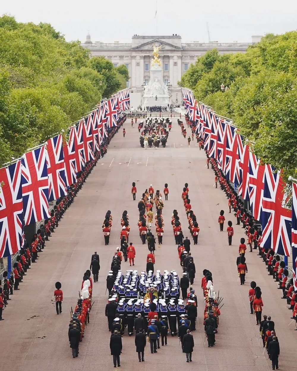 國葬的儀式隆重且莊嚴。