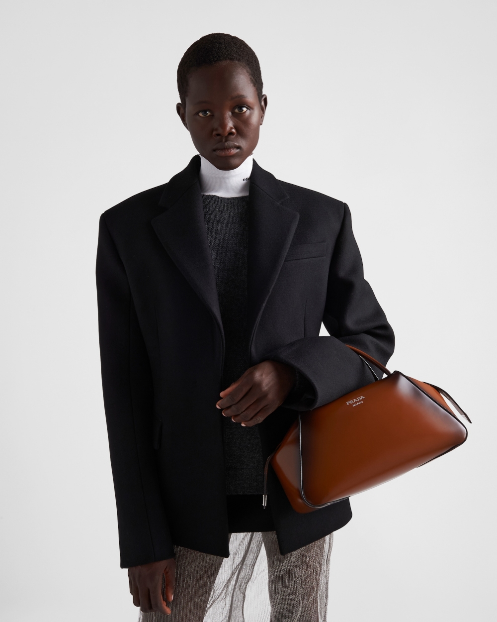 模特兒詮釋Medium brushed leather Prada Supernova handbag-Tobacco。