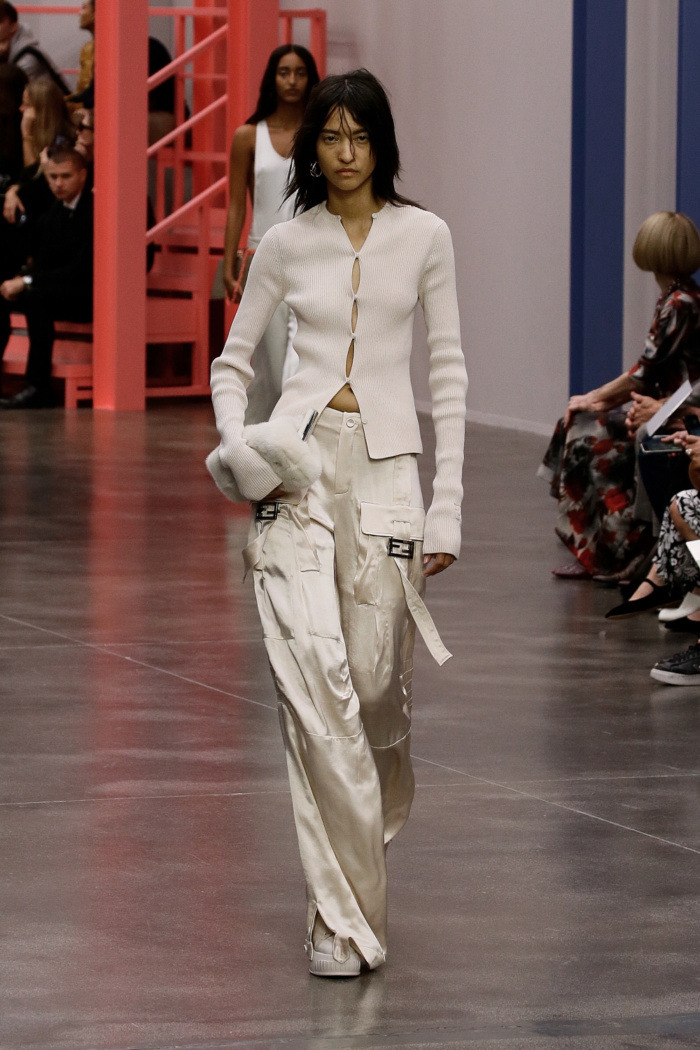 優雅又百搭的米白色也多次出場。