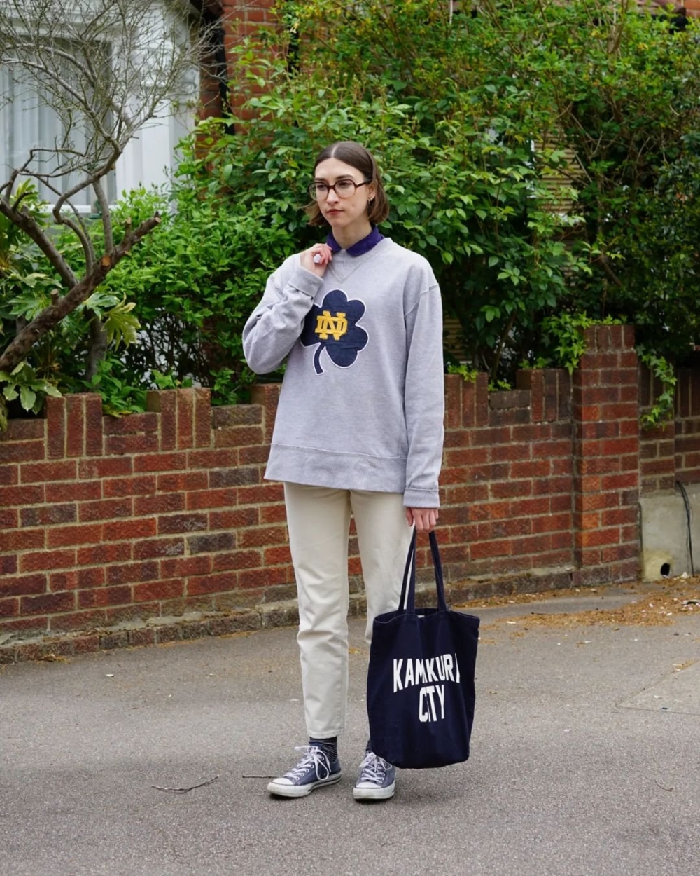 一件休閒的衛衣她也搭配出不同的穿搭。