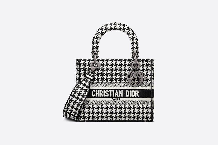 經典的手袋換上經典的圖騰。