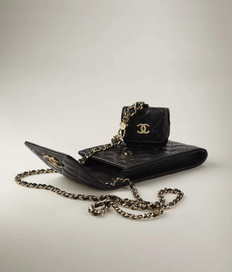 具備辨識度的絎縫菱格紋仍是焦點。