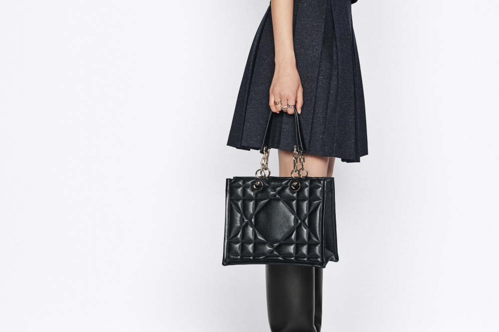 小巧的尺寸手持時也優雅迷人。