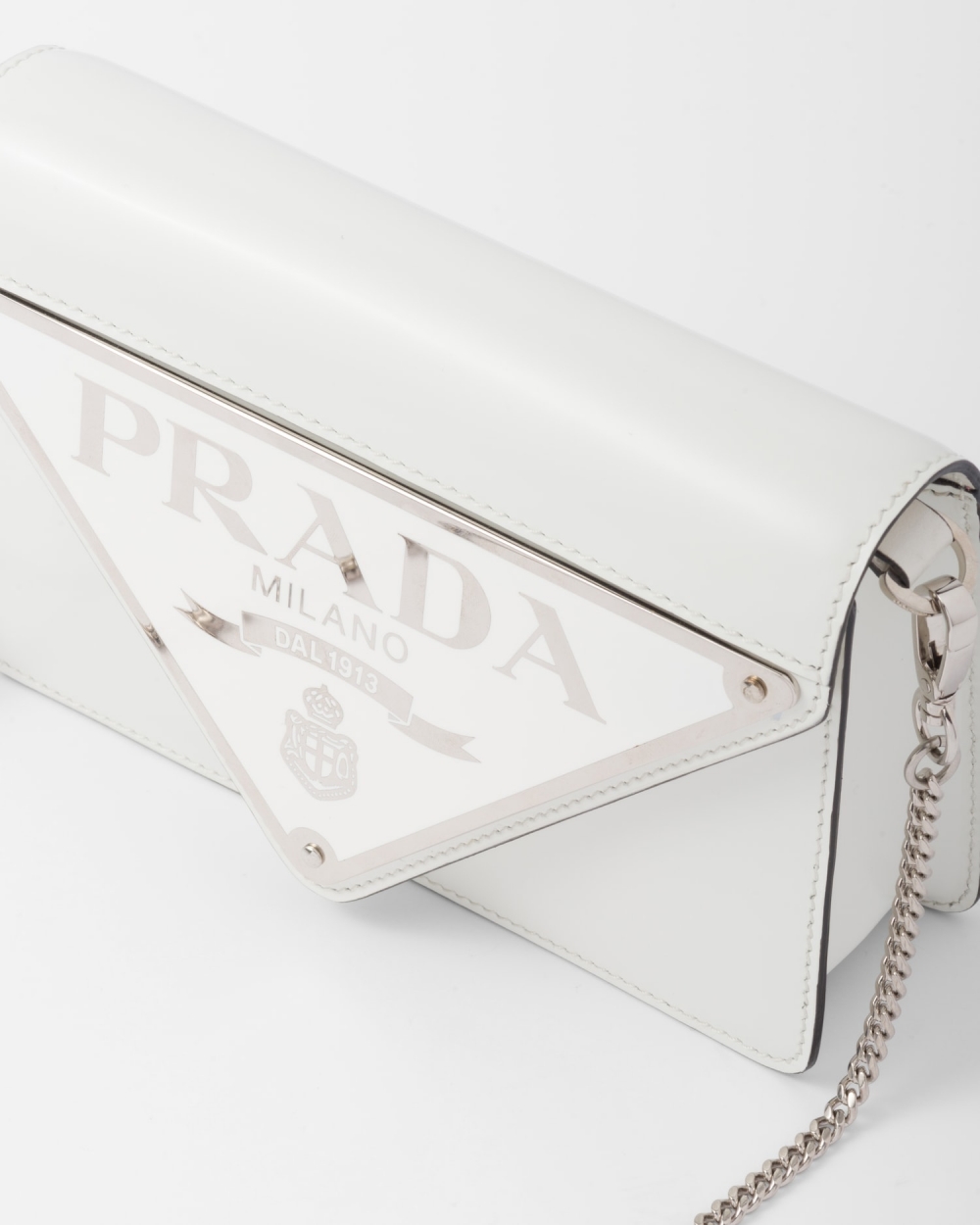 氣勢磅礡的特大版本全新三角標誌。