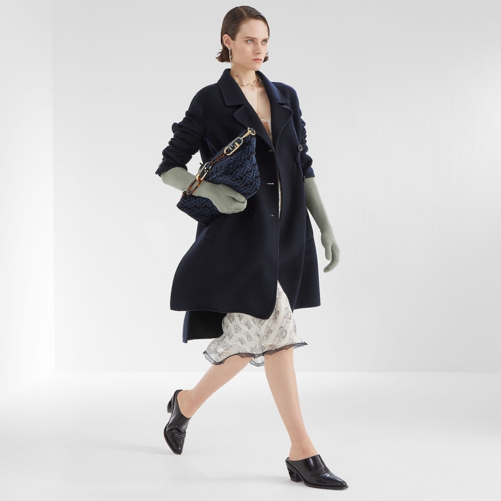 在新季中FENDI為我們帶來全新的時髦手袋設計。