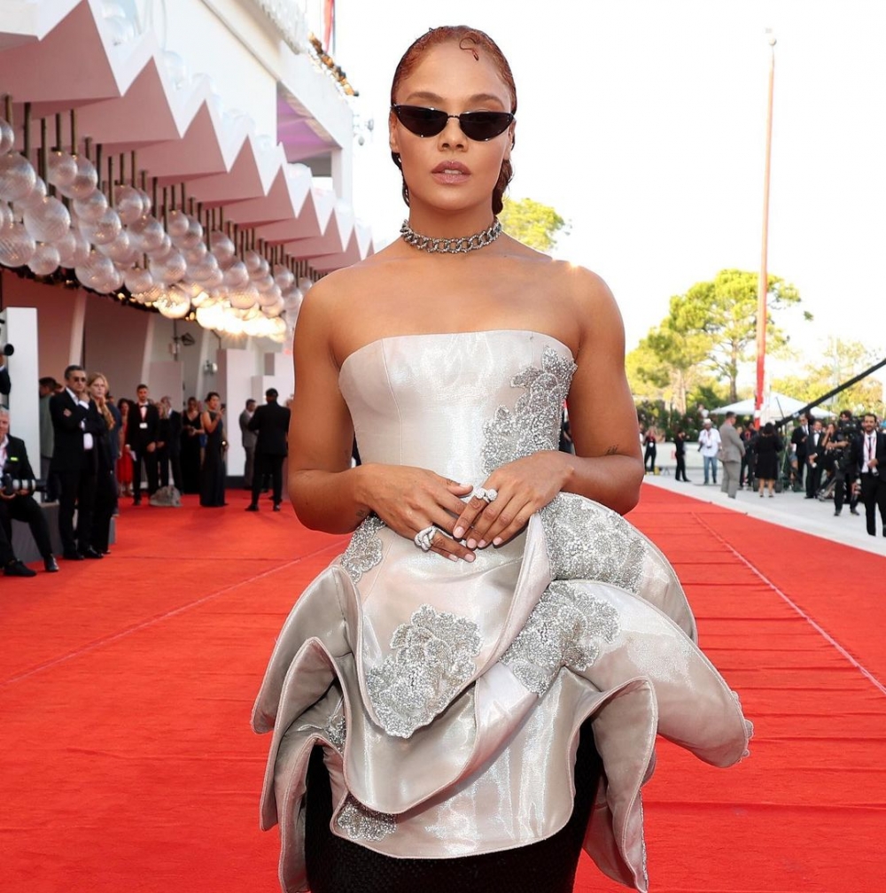 擅長詮釋不同風格的她這次也帶來亮點。