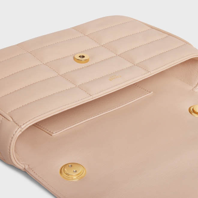 內部含有一個平口口袋。