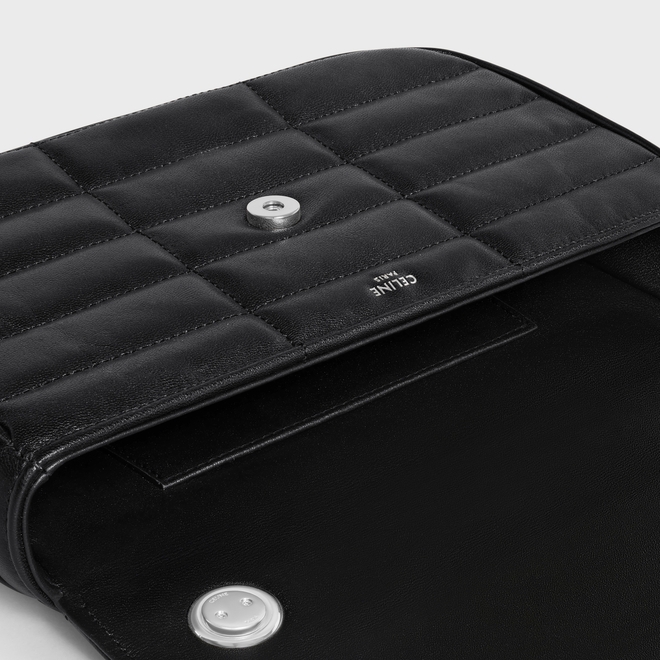 手袋採用按扣作為開合。